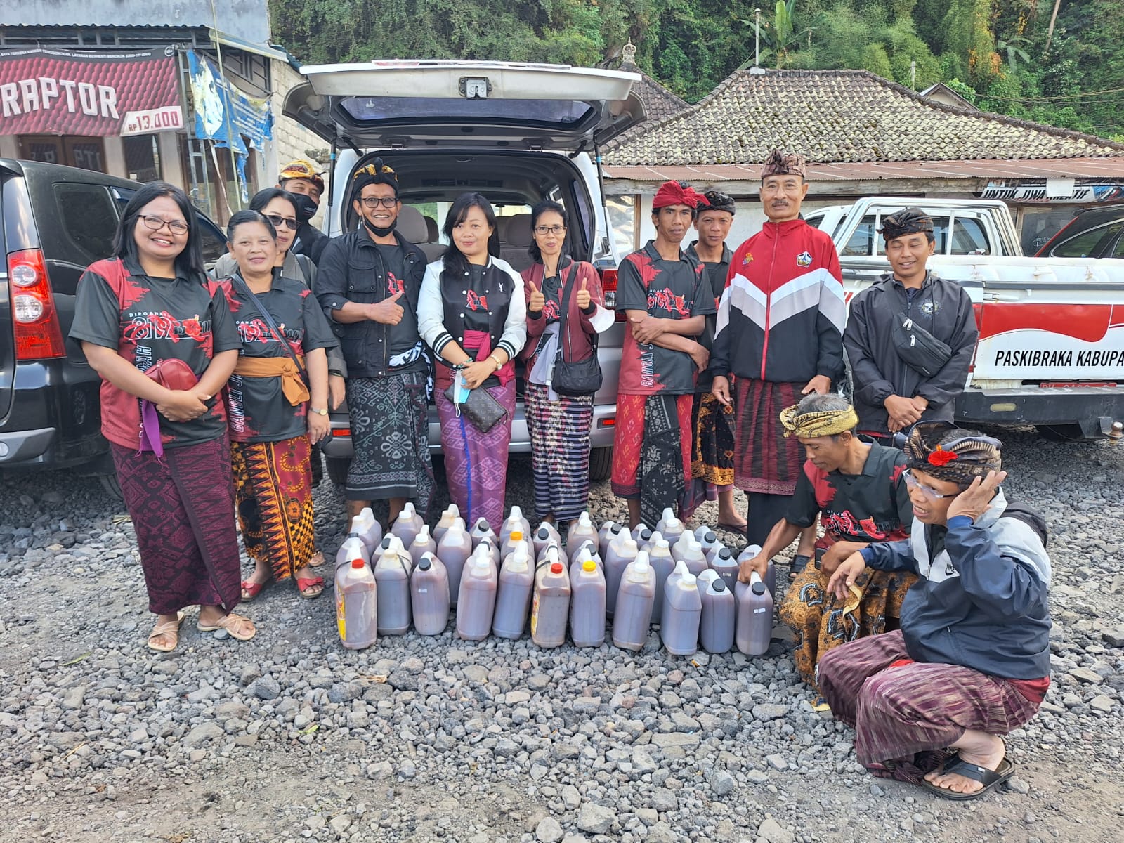 Penuangan Eco Enzime di Hulun Danu Batur Songan
