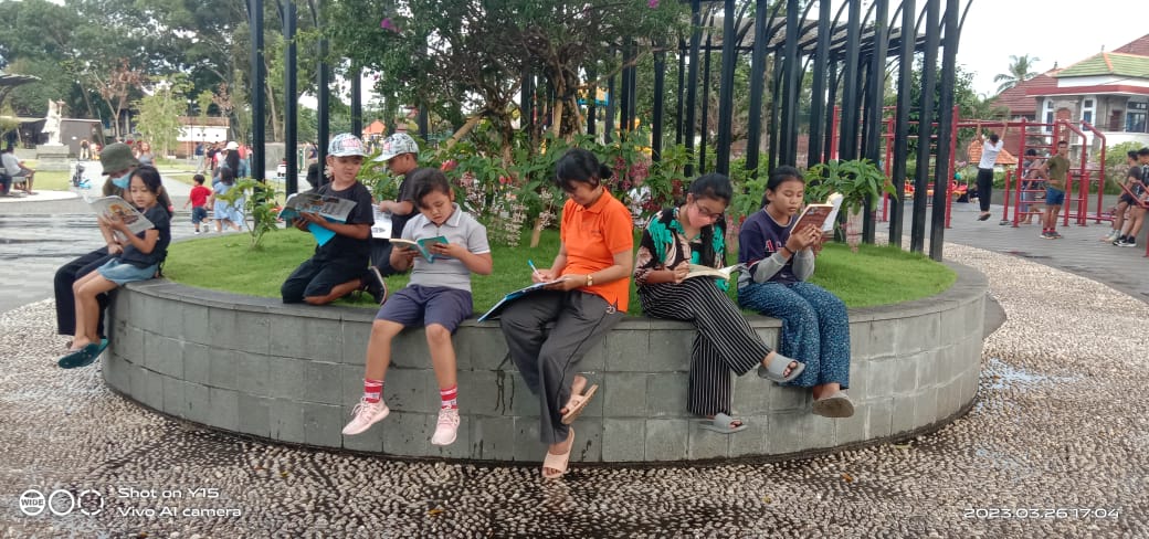 Pojok Baca di Alun-alun Kota Bangli