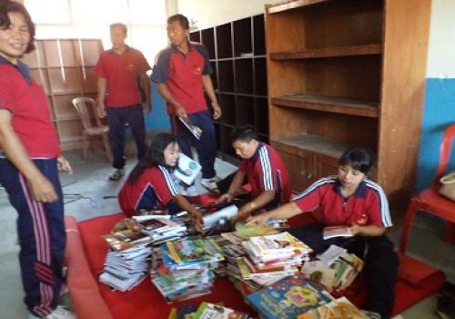 Penataan Koleksi di Rumah Pintar Tunas Muda Desa Katung ,Kintamani
