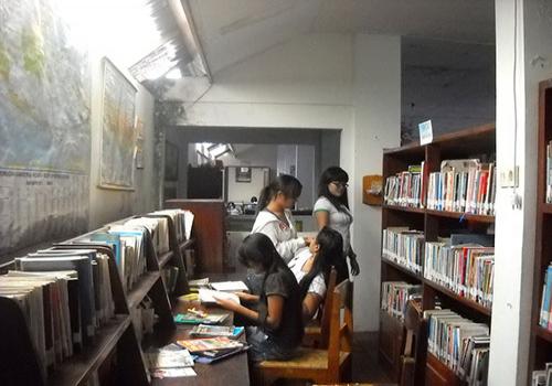 Pengunjung Sedang Asik Membaca dan Mencari Buku