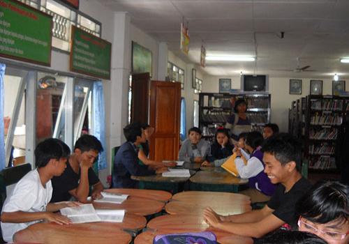 Pengunjung Yang Sedang Berdiskusi